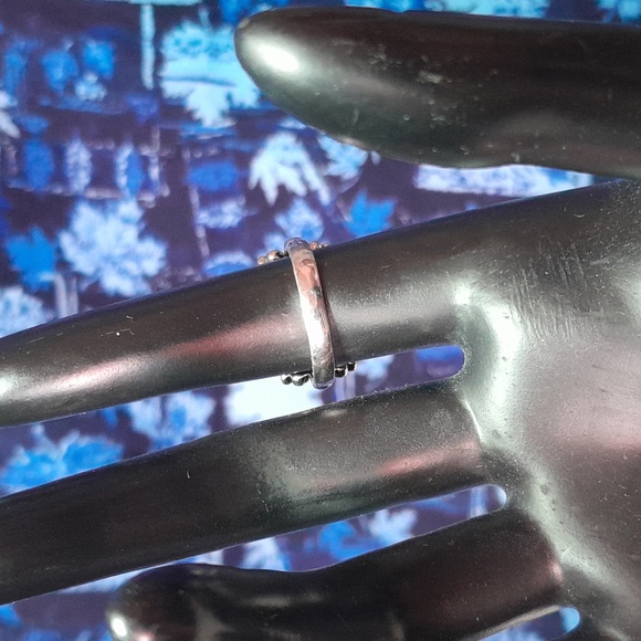 Red Stone Costume Jewelry Filagree Patterned Silver-Tone Ring - Picture 4 of 8